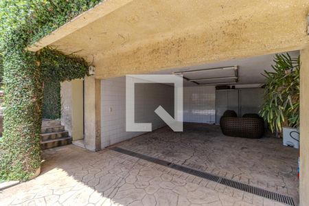 Casa à venda com 745m², 4 quartos e 8 vagas Casa à venda com 745m², 4 quartos e 8 vagasGaragem