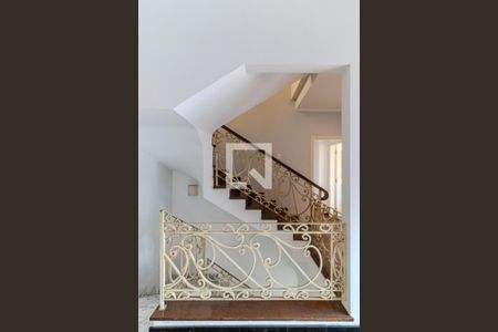 Casa à venda com 745m², 4 quartos e 8 vagas Casa à venda com 745m², 4 quartos e 8 vagasEscada