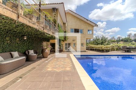 Casa à venda com 745m², 4 quartos e 8 vagas Casa à venda com 745m², 4 quartos e 8 vagasPiscina