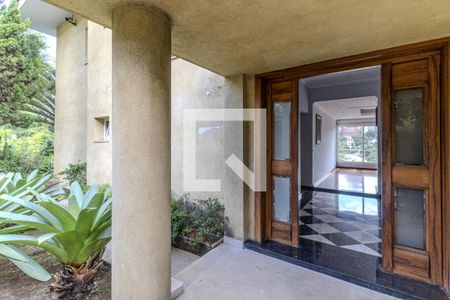 Casa à venda com 745m², 4 quartos e 8 vagas Casa à venda com 745m², 4 quartos e 8 vagasEntrada