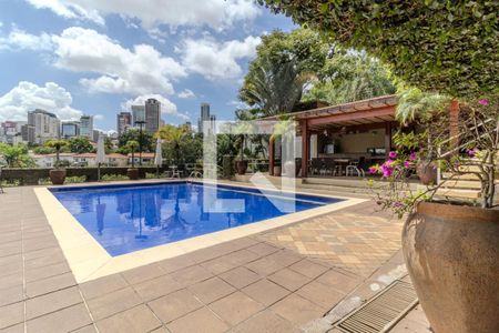 Casa à venda com 745m², 4 quartos e 8 vagas Casa à venda com 745m², 4 quartos e 8 vagasPiscina