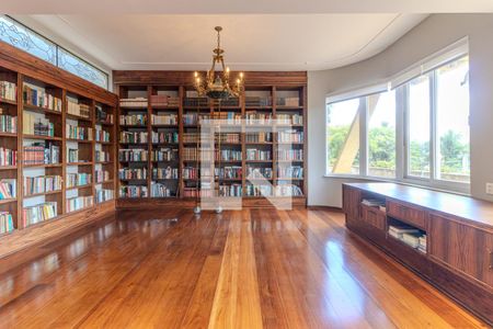 Casa à venda com 745m², 4 quartos e 8 vagas Casa à venda com 745m², 4 quartos e 8 vagasBiblioteca