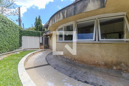 Casa à venda com 745m², 4 quartos e 8 vagas Casa à venda com 745m², 4 quartos e 8 vagasEntrada de Serviço