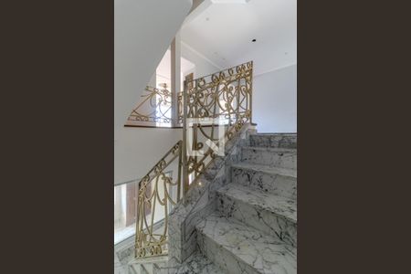 Casa à venda com 745m², 4 quartos e 8 vagas Casa à venda com 745m², 4 quartos e 8 vagasEscada