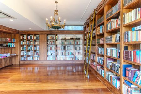 Casa à venda com 745m², 4 quartos e 8 vagas Casa à venda com 745m², 4 quartos e 8 vagasBiblioteca