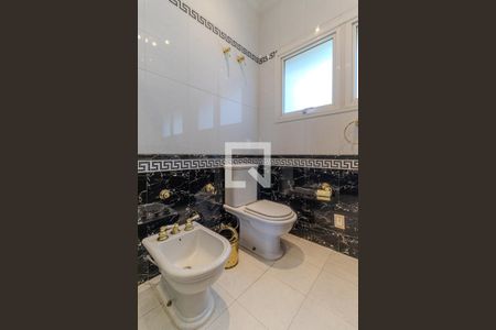 Casa à venda com 745m², 4 quartos e 8 vagas Casa à venda com 745m², 4 quartos e 8 vagasBanheiro 2 da Suíte 2