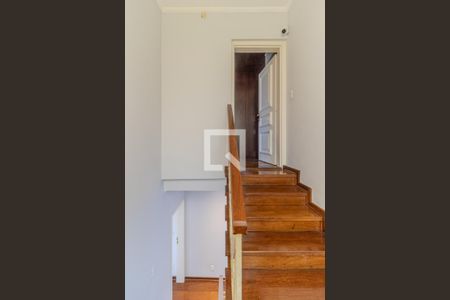 Casa à venda com 745m², 4 quartos e 8 vagas Casa à venda com 745m², 4 quartos e 8 vagasEscada