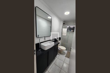 Banheiro de apartamento à venda com 1 quarto, 48m² em Centro, Campinas