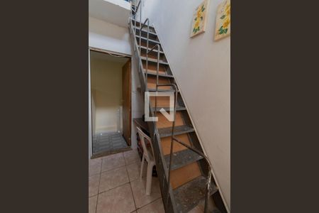 Casa à venda com 90m², 2 quartos e sem vaga Casa à venda com 90m², 2 quartos e sem vagaEscada