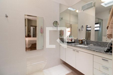 Casa à venda com 300m², 3 quartos e 3 vagas Casa à venda com 300m², 3 quartos e 3 vagasQuarto 3 Banheiro