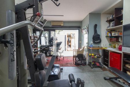 Casa à venda com 300m², 3 quartos e 3 vagas Casa à venda com 300m², 3 quartos e 3 vagasÁrea comum