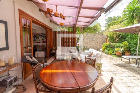 Casa à venda com 300m², 3 quartos e 3 vagas Casa à venda com 300m², 3 quartos e 3 vagasÁrea comum