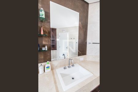 Casa de condomínio à venda com 380m², 3 quartos e 4 vagas Casa de condomínio à venda com 380m², 3 quartos e 4 vagasBanheiro da Suíte 1