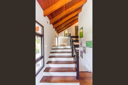 Casa de condomínio à venda com 380m², 3 quartos e 4 vagas Casa de condomínio à venda com 380m², 3 quartos e 4 vagasEscada