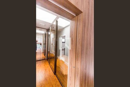 Casa de condomínio à venda com 380m², 3 quartos e 4 vagas Casa de condomínio à venda com 380m², 3 quartos e 4 vagasCloset da suíte 1