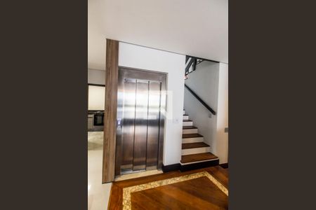 Casa de condomínio à venda com 380m², 3 quartos e 4 vagas Casa de condomínio à venda com 380m², 3 quartos e 4 vagasEntrada