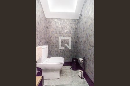 Casa de condomínio à venda com 380m², 3 quartos e 4 vagas Casa de condomínio à venda com 380m², 3 quartos e 4 vagasLavabo 2