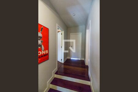 Casa de condomínio à venda com 380m², 3 quartos e 4 vagas Casa de condomínio à venda com 380m², 3 quartos e 4 vagasCorredor