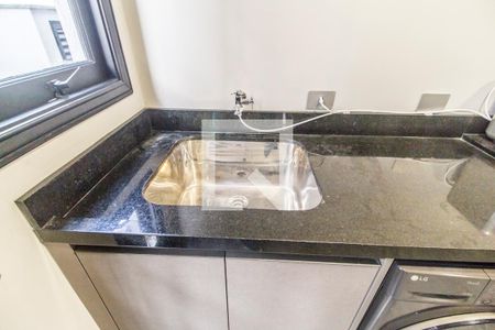 Casa de condomínio à venda com 380m², 3 quartos e 4 vagas Casa de condomínio à venda com 380m², 3 quartos e 4 vagasDetalhe da area de serviço