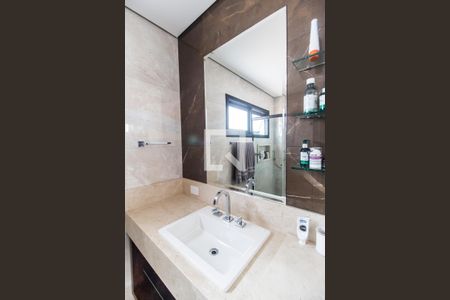 Casa de condomínio à venda com 380m², 3 quartos e 4 vagas Casa de condomínio à venda com 380m², 3 quartos e 4 vagasBanheiro da Suíte 1