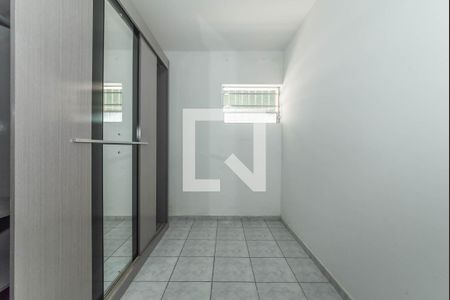 Quarto 2 de casa para alugar com 2 quartos, 62m² em Vila Fachini, São Paulo