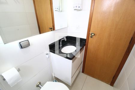 Banheiro da Suíte de apartamento para alugar com 2 quartos, 64m² em Santa Mônica, Uberlândia