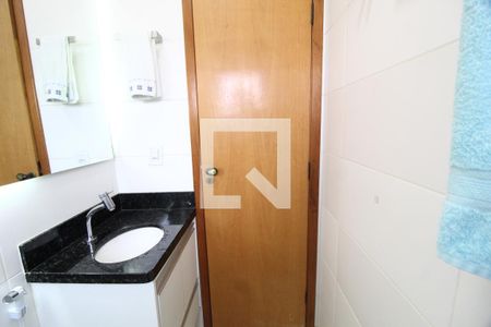 Banheiro da Suíte de apartamento para alugar com 2 quartos, 64m² em Santa Mônica, Uberlândia