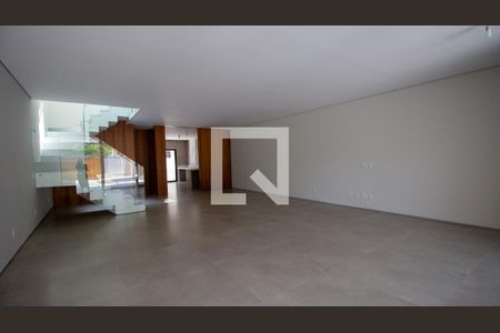 Sala de casa de condomínio para alugar com 4 quartos, 350m² em Barra da Tijuca, Rio de Janeiro