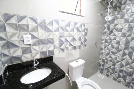 Banheiro de kitnet/studio para alugar com 1 quarto, 33m² em Umuarama, Uberlândia