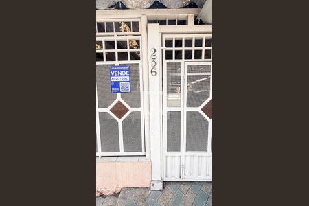 Casa à venda com 125m², 2 quartos e 2 vagas Casa à venda com 125m², 2 quartos e 2 vagasFachada