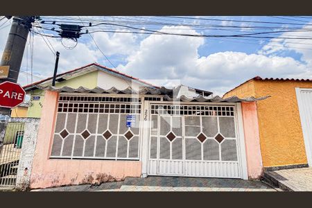 Casa à venda com 125m², 2 quartos e 2 vagas Casa à venda com 125m², 2 quartos e 2 vagasFachada