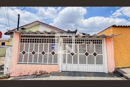 Casa à venda com 125m², 2 quartos e 2 vagas Casa à venda com 125m², 2 quartos e 2 vagasFachada