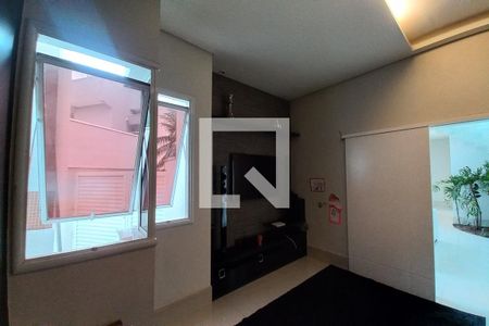 Sala de TV de casa de condomínio para alugar com 4 quartos, 420m² em Swiss Park, Campinas