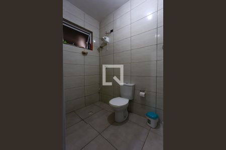 Banheiro da Suíte de casa para alugar com 1 quarto, 85m² em Jardim Mirna, Taboão da Serra