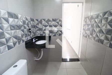 Banheiro de kitnet/studio para alugar com 1 quarto, 33m² em Umuarama, Uberlândia