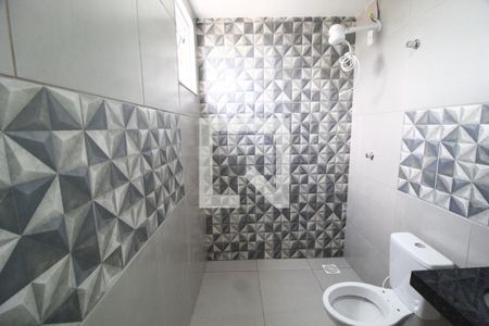 Banheiro de kitnet/studio para alugar com 1 quarto, 33m² em Umuarama, Uberlândia