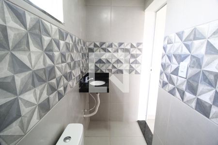 Banheiro de kitnet/studio para alugar com 1 quarto, 33m² em Umuarama, Uberlândia