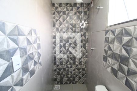 Banheiro de kitnet/studio para alugar com 1 quarto, 33m² em Umuarama, Uberlândia