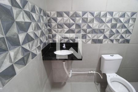 Banheiro de kitnet/studio para alugar com 1 quarto, 33m² em Umuarama, Uberlândia