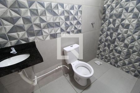 Banheiro de kitnet/studio para alugar com 1 quarto, 33m² em Umuarama, Uberlândia