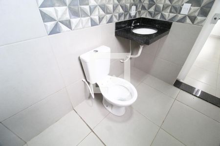 Banheiro de kitnet/studio para alugar com 1 quarto, 33m² em Umuarama, Uberlândia