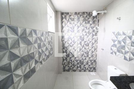 Banheiro de kitnet/studio para alugar com 1 quarto, 33m² em Umuarama, Uberlândia