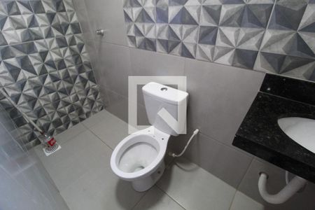 Banheiro de kitnet/studio para alugar com 1 quarto, 33m² em Umuarama, Uberlândia