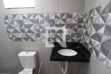 Banheiro de kitnet/studio para alugar com 1 quarto, 33m² em Umuarama, Uberlândia