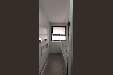 Apartamento para alugar com 299m², 4 quartos e 4 vagas Apartamento para alugar com 299m², 4 quartos e 4 vagasBanheiro 2 da Suíte 1