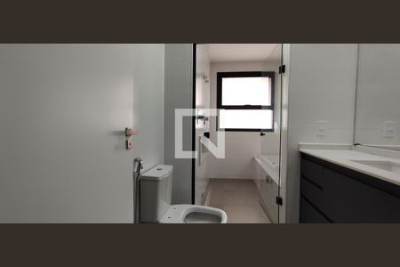 Apartamento para alugar com 299m², 4 quartos e 4 vagas Apartamento para alugar com 299m², 4 quartos e 4 vagasBanheiro 2 da Suíte 1