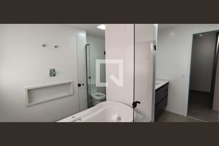 Apartamento para alugar com 299m², 4 quartos e 4 vagas Apartamento para alugar com 299m², 4 quartos e 4 vagasBanheiro da Suíte 1