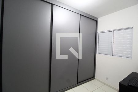 Quarto 1 de apartamento para alugar com 2 quartos, 47m² em Dona Zulmira, Uberlândia