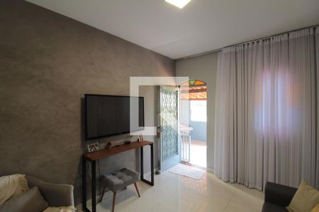 Sala de TV de casa à venda com 4 quartos, 300m² em Piratininga, Belo Horizonte