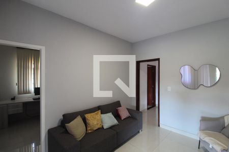 Sala de TV de casa à venda com 4 quartos, 300m² em Piratininga, Belo Horizonte